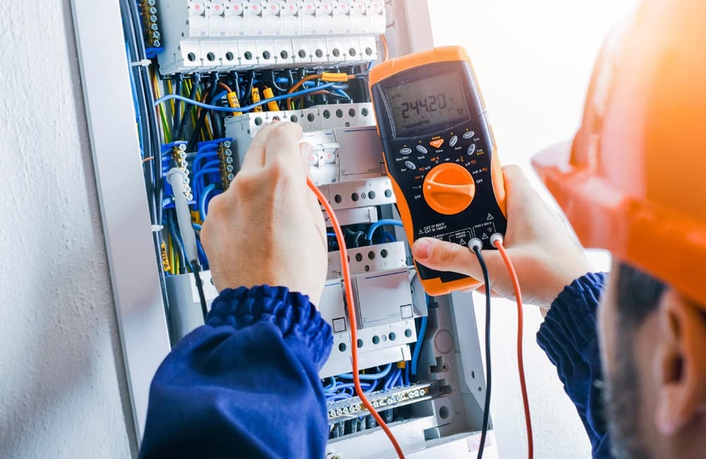 Profesionales de la electricidad a su servicio